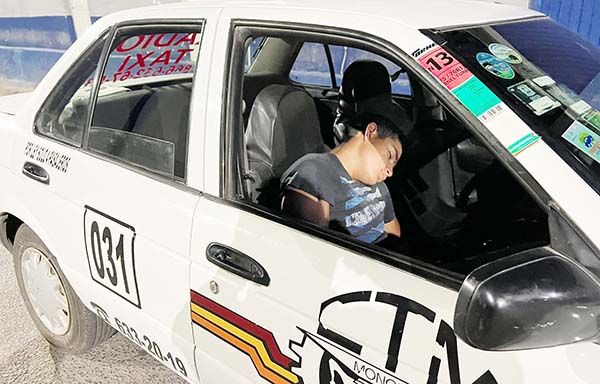 Duerme en taxi y lo llevan a cárcel