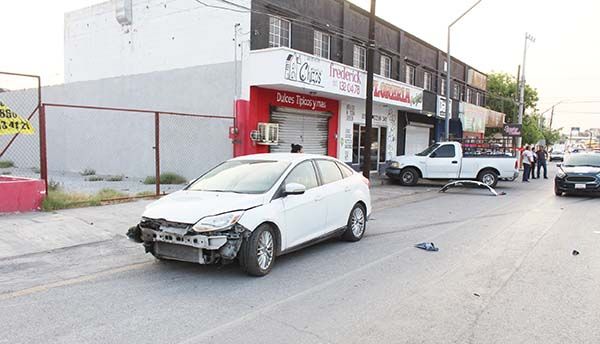 Mujer embiste a motociclista