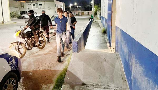 4 motociclistas hacen trompitos