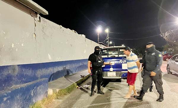 Drogadicto hace del “baño” en la calle
