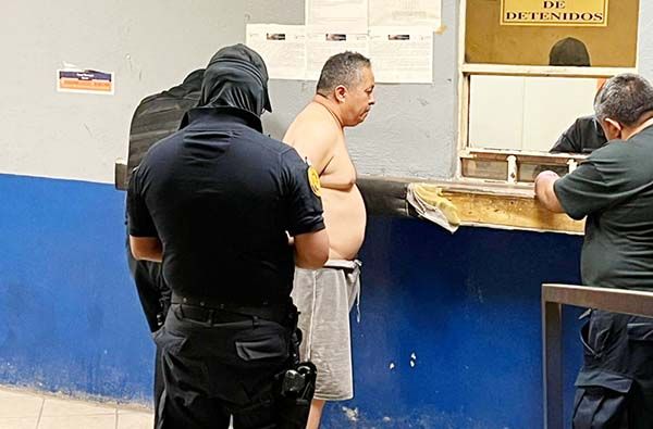 Briago trata de golpear a mamá