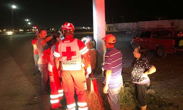 Carro se estrella contra gran piedra