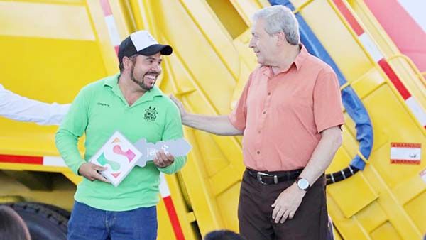 Entregan Fraustro y Riquelme cuatro camiones recolectores