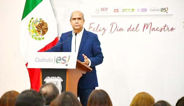 Alcalde reconoce a los profesores