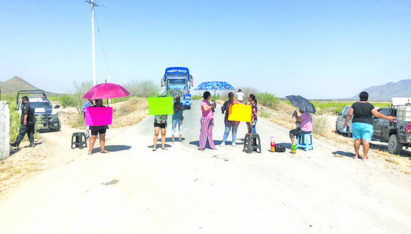 Bloquean Paredón; falla la electricidad