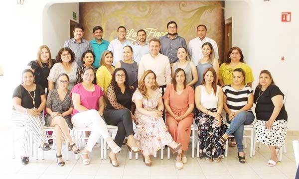 Saluda Hugo Lozano a sus colegas maestros