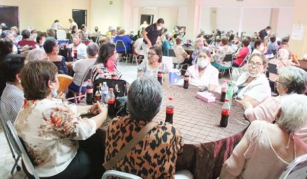 Festeja Hugo Lozano a mamás del Adulto Mayor