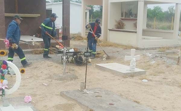 Dan mantenimiento a panteón de San Buena