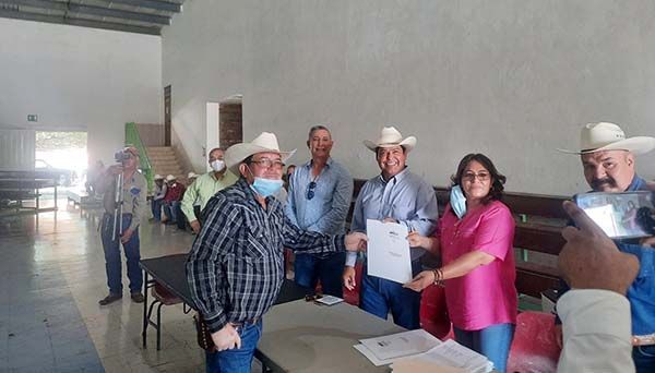 Entrega Beto Villarreal certificados parcelarios