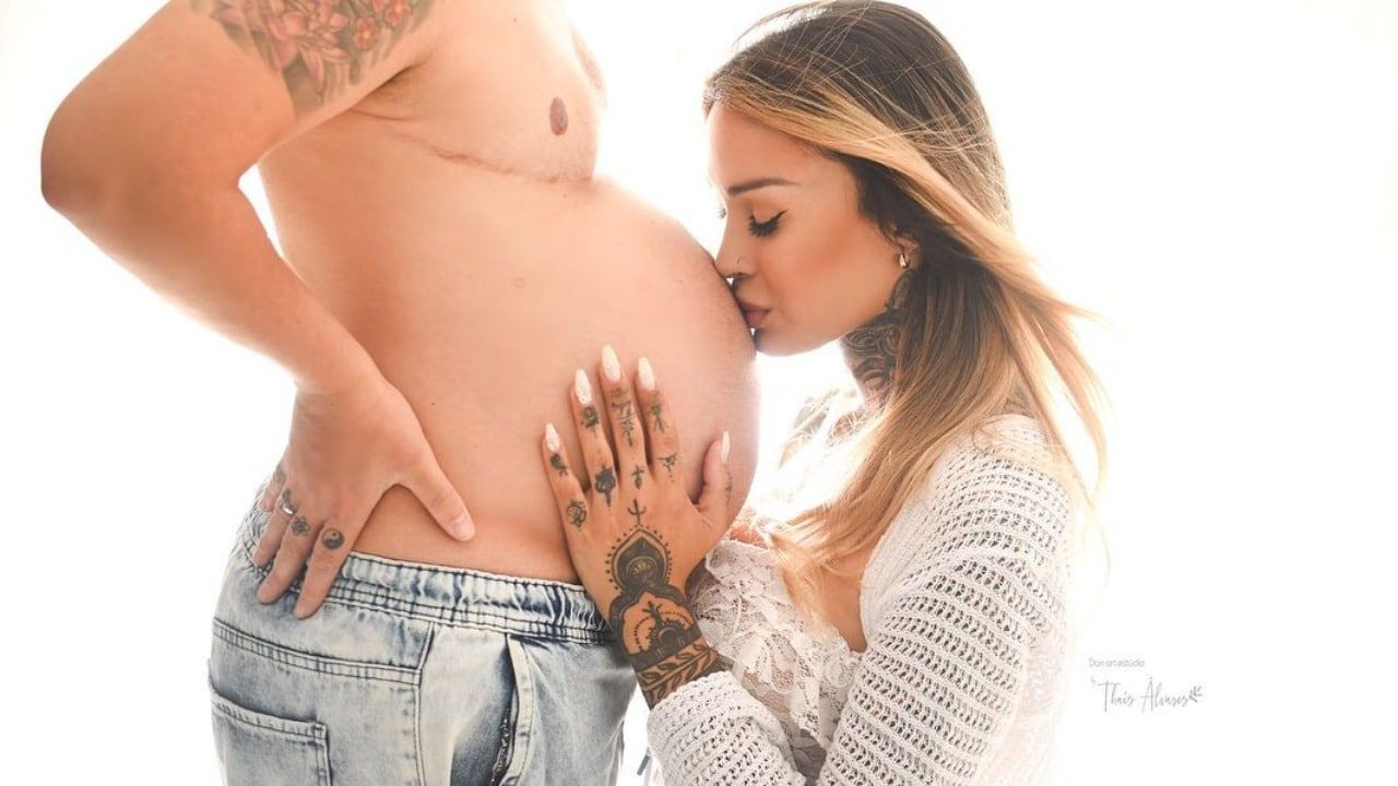 Hombre trans embarazado protagoniza campaña de ropa