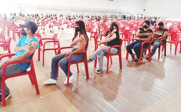 Logra madre vacuna para hijo de 9 años