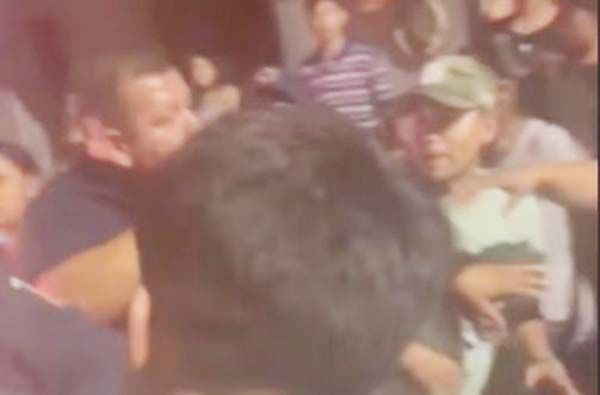 Liberan a jóvenes que agredieron a policías