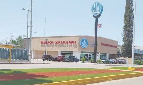 Pistola en mano asaltan farmacia
