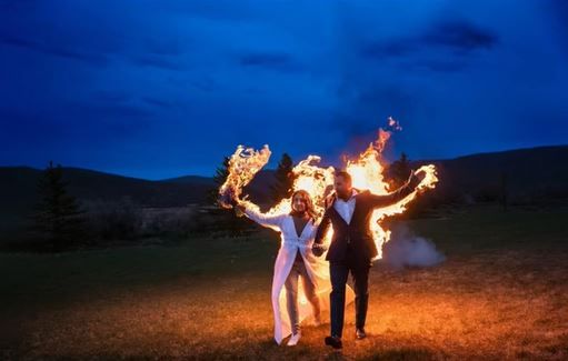 Pareja de novios se prende fuego en plena boda