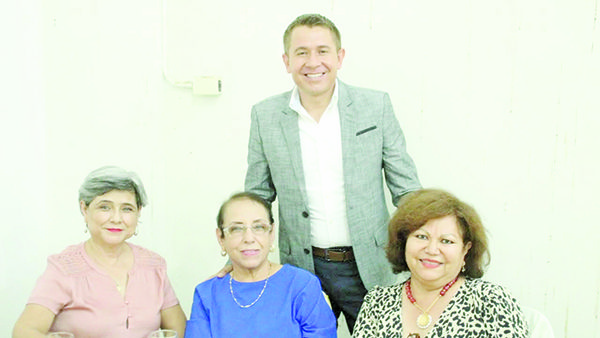 Festeja el profe Hugo a colegas
