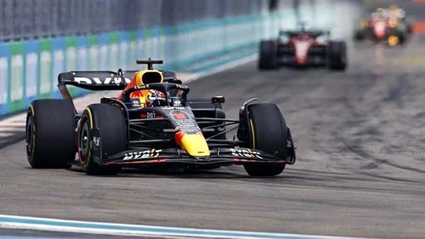Se queda Verstappen con GP de Miami; Checo cuarto