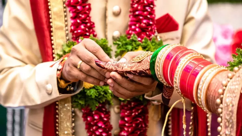 La pareja en India que demandó a su hijo por no darle nietos