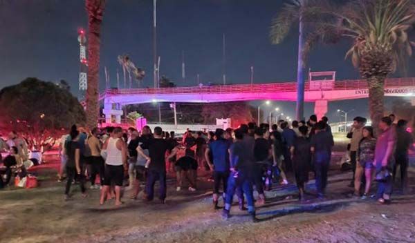Se amotinan en PN migrantes