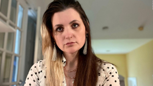 Ella pensaba que un momento oscuro de su pasado había quedado atrás, hasta que hizo una búsqueda de su rostro en línea