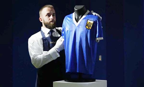 Subastan playera de Maradona en cifra récord
