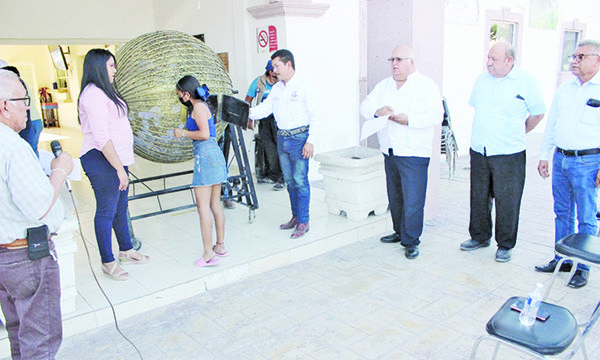 Premia Castaños a contribuyentes con dinero en efectivo
