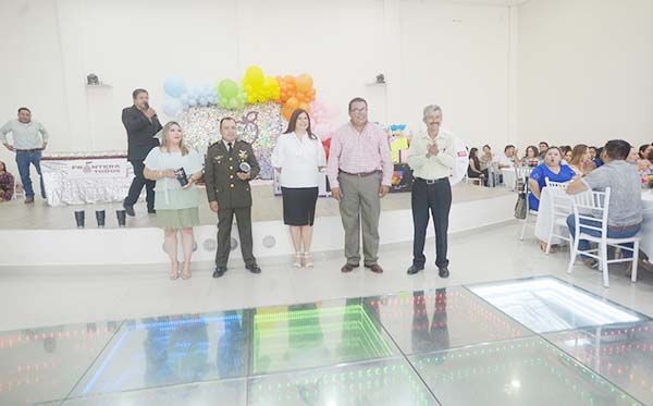 Festeja Frontera a los docentes