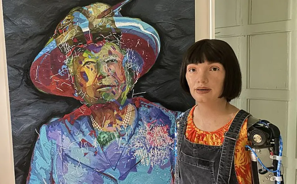 Ai-Da, la robot artista, presenta un retrato de la Reina Isabel II