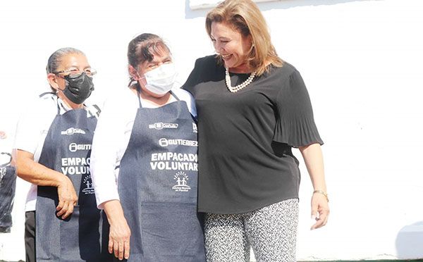 Apoya Alcaldesa y DIF a adultos empacadores