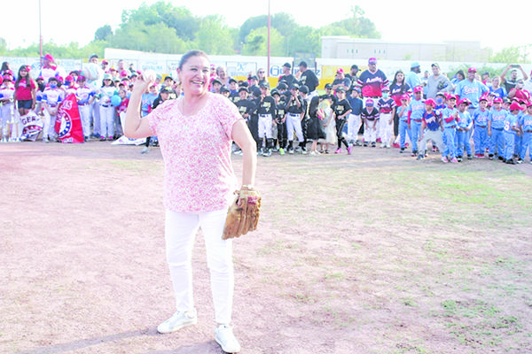 Inaugura Diana Haro Liga Infantil de Béisbol