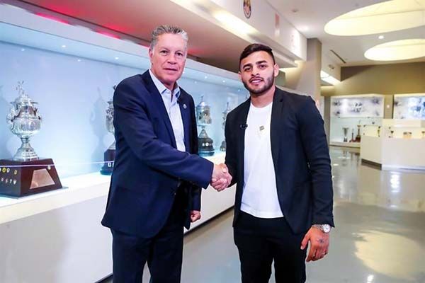 Alexis Vega renueva con Chivas