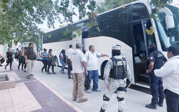 Tras motín, inicia en PN el desalojo de migrantes