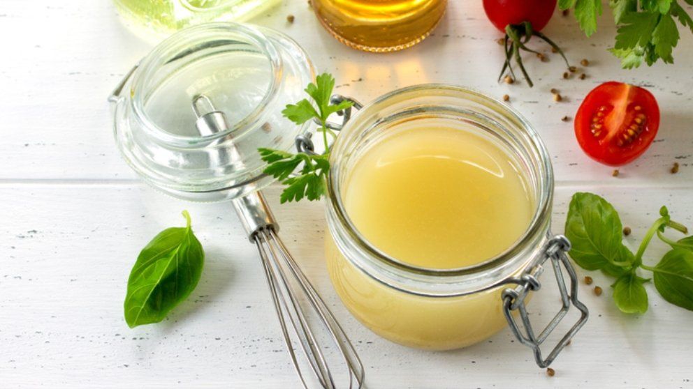 Prepara una vinagreta con miel para tus ensaladas de la semana