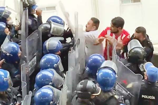 Violento desalojo de seguidores del Necaxa