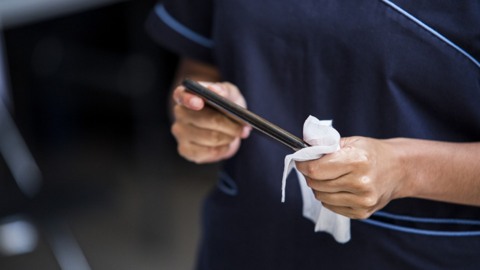 ¿Ya no se oye tu celular? Así puedes limpiar el micrófono y la bocina