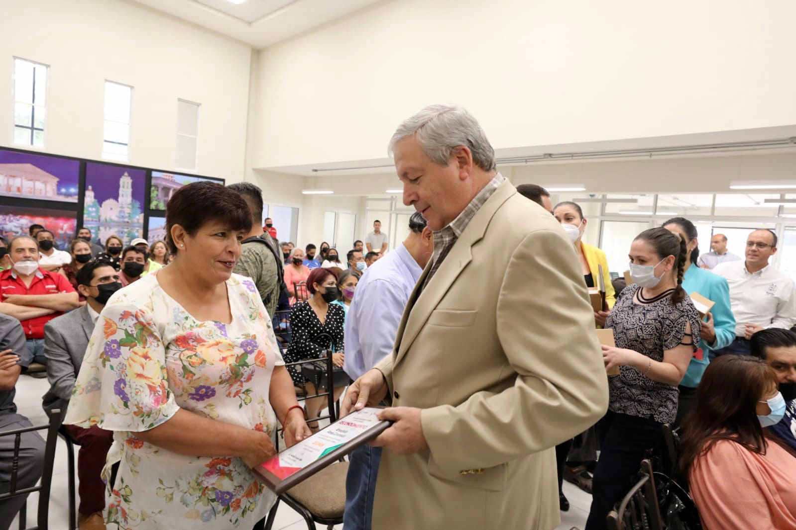 Reconoce Chema Fraustro a trabajadores hasta por 40 años de servicio