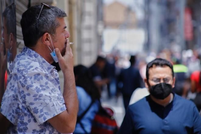Prohíben fumar en Zócalo y 10 puntos del Centro