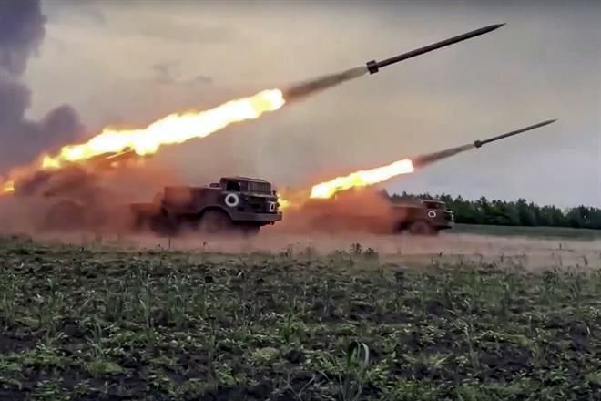 EU echa leña al fuego al dar cohetes a Ucrania.- Rusia