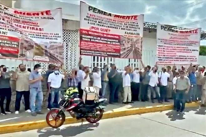 Denuncian petroleros falta de medicinas
