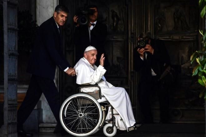 Cancela Papa viaje a África por problemas en rodilla
