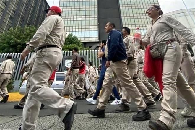 Advierte AMLO a petroleros: no habrá base a recomendados