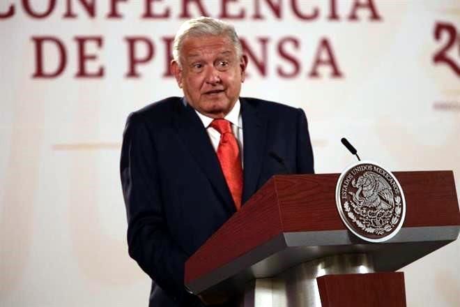 Critica AMLO a EU por preferir autos eléctricos a petróleo