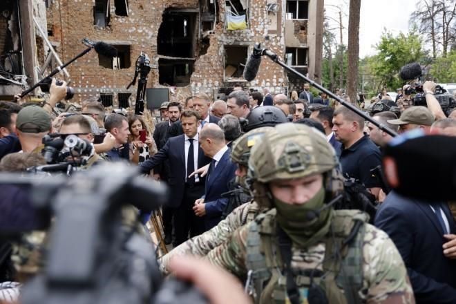 Visita Macron suburbio de Kiev y denuncia ‘masacre’
