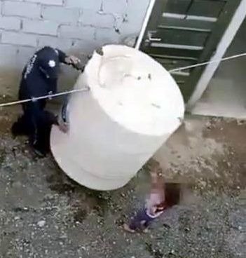 Rescatan a niña abandonada en un tinaco en Chalco