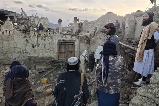 Suman 1,000 muertos por sismo en Afganistán