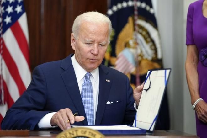 Joe Biden firma ley sobre control de armas en EU