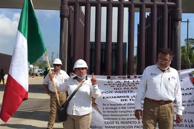 Sindicato petrolero protesta frente a Refinería Dos Bocas