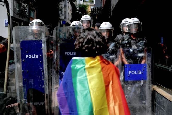 Arrestan a 200 durante marcha del Orgullo LGBTQ+ de Estambul