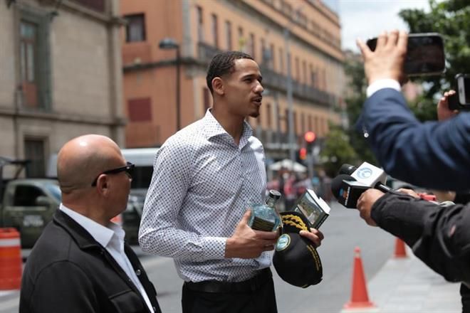 AMLO regala a Juan Toscano, campeón de NBA, mezcal y libro