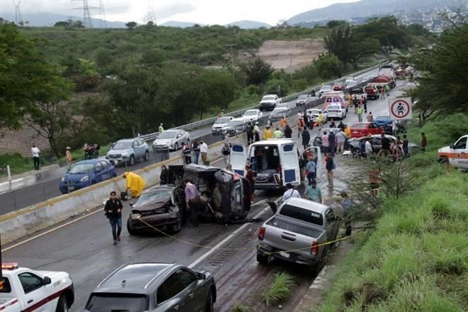 Bloquean Autopista del Sol y provocan carambola