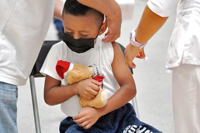 Vacunan, al fin, a niños de 5 a 11 años